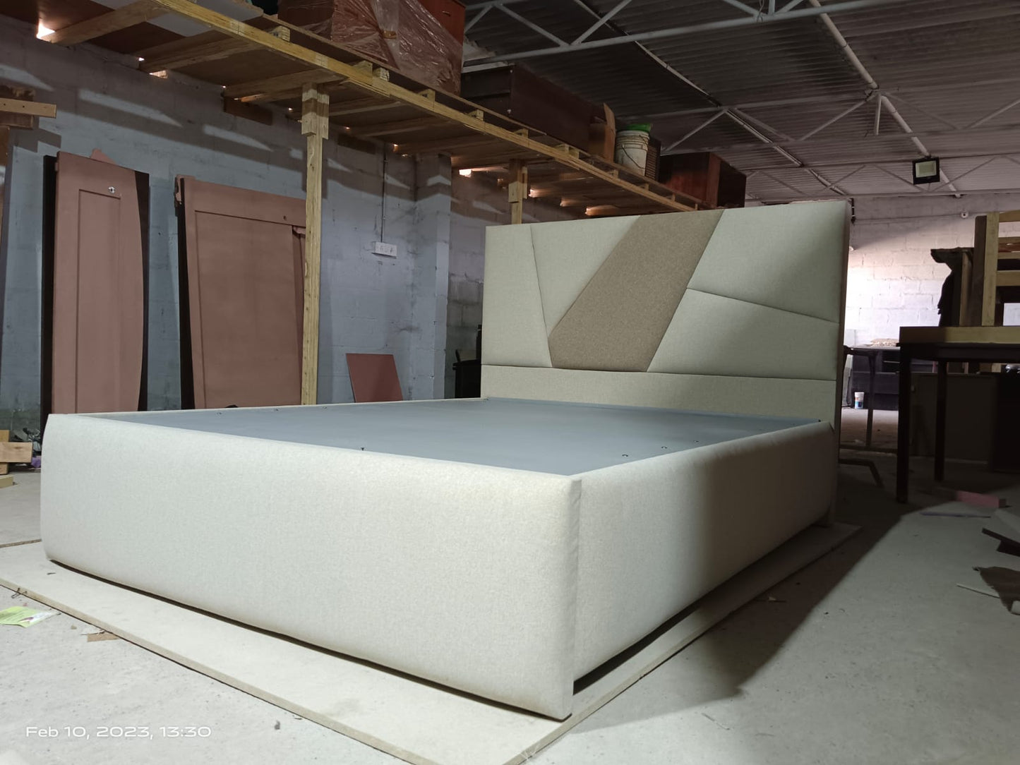 Wooden Hydraulic Bed with Cushion